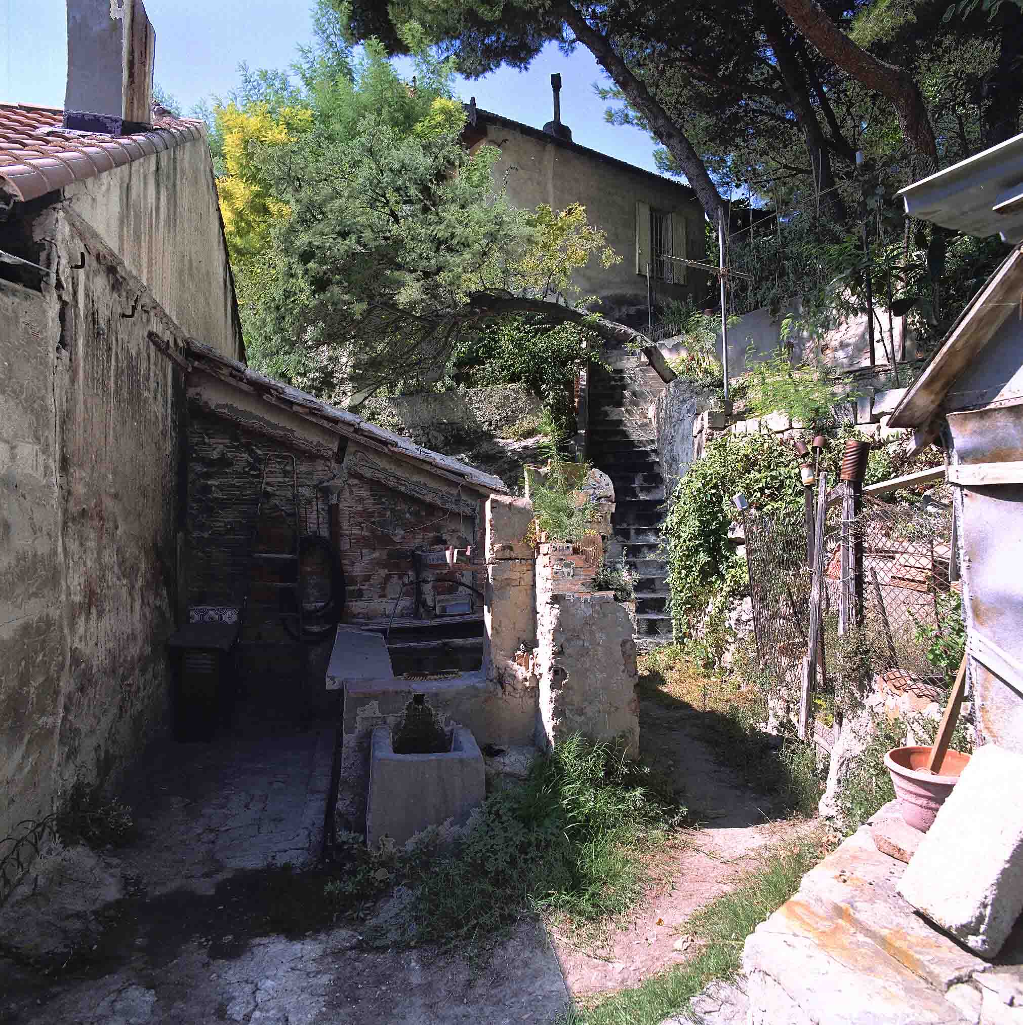 Vue du lavoir adossé au pignon nord des logis, à l'entrée de la courée.