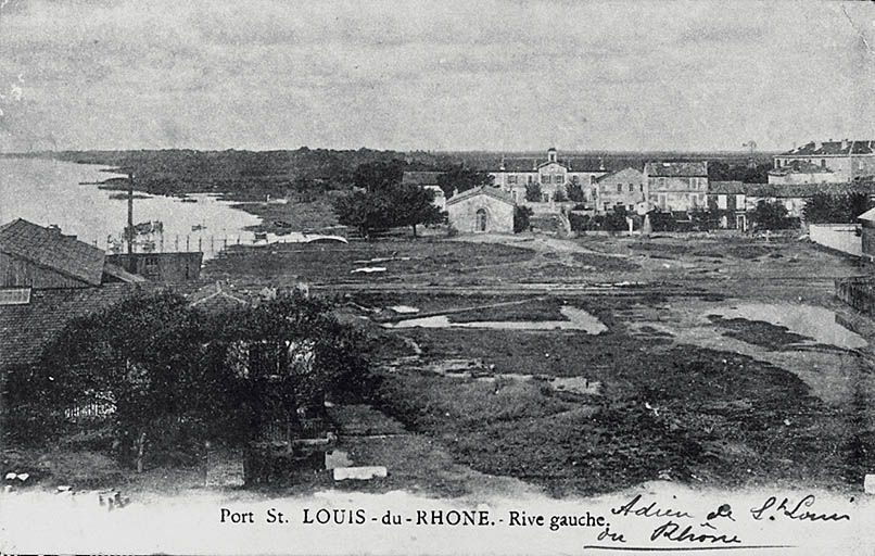 Vue de l'école et des maisons alignées sur la rue Dolet au début du 20e siècle.