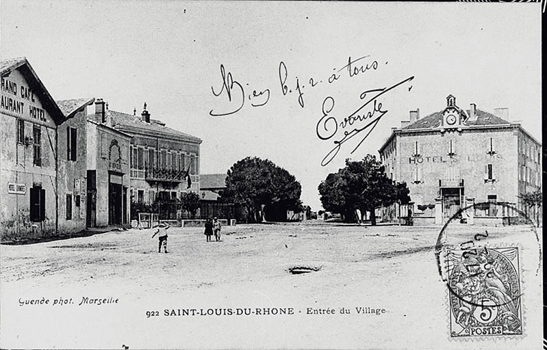 Vue de la place des Poilus avec l'hôtel Saint-Louis (aujourd'hui détruit).