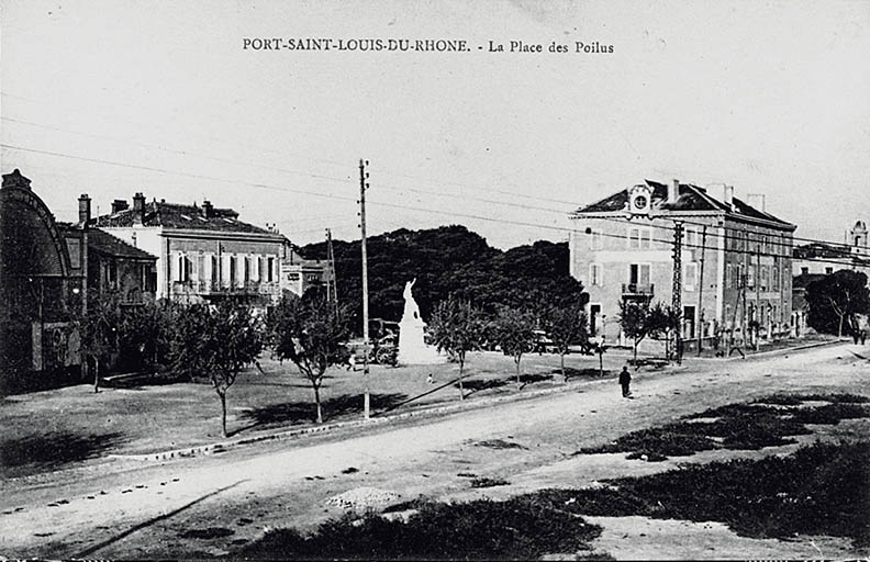 Vue de la place des Poilus avec l'hôtel Saint-Louis (aujourd'hui détruit) et le monument aux morts.