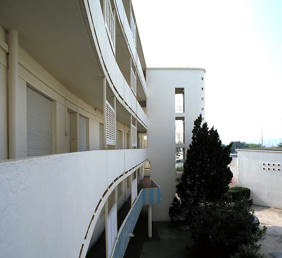 Immeuble Vu du pont. Elévation nord. Coursive de circulation et tour d'escalier.