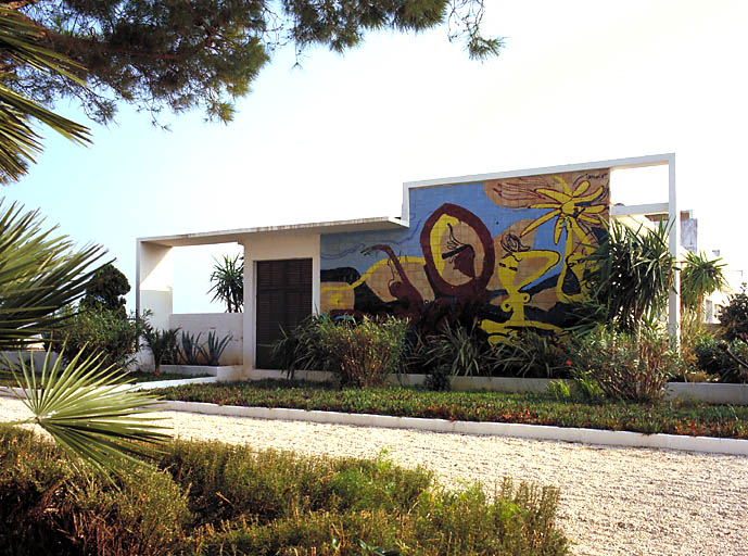 Façade nord du restaurant. Décor de céramique.