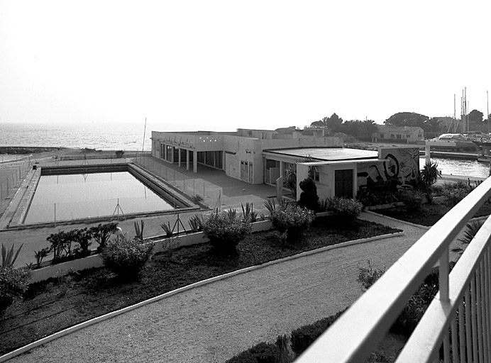 La piscine et le restaurant.