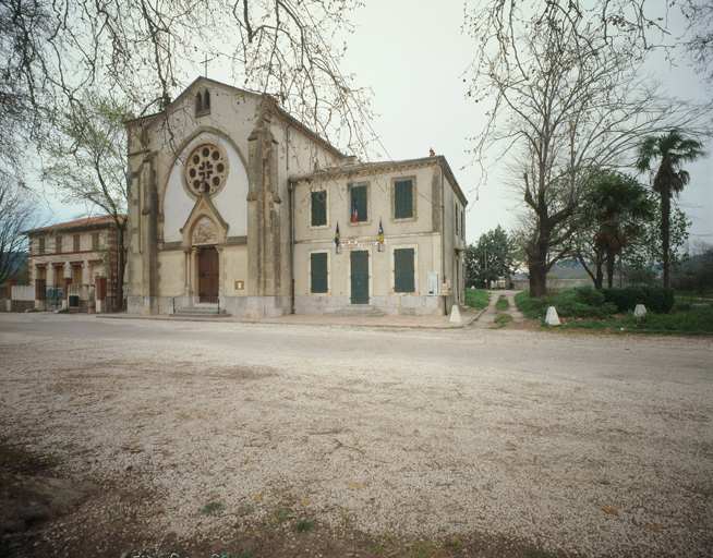 Vue de l'école, de l'église et de la mairie. A droite, allée conduisant au cimetière.