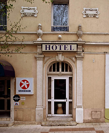 Hôtel de voyageurs 45 avenue Edith-Cawel. Porte d'entrée.