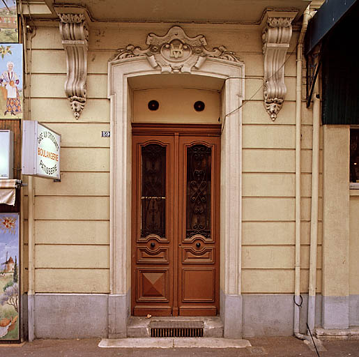 Immeuble 59 avenue Alexis-Godillot. Porte d'entrée.