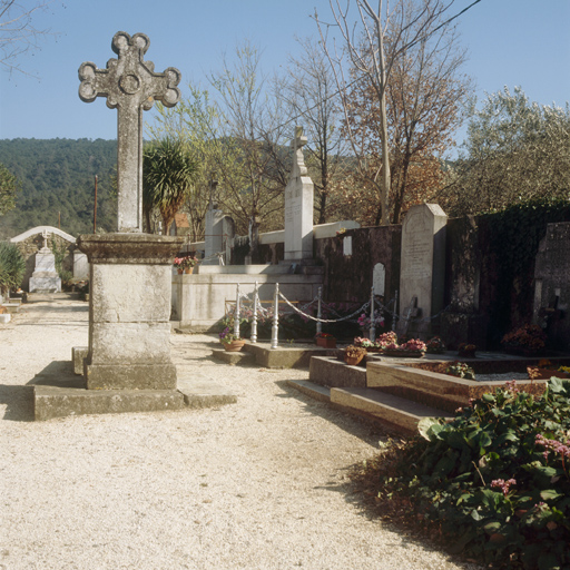 Vue du cimetière et du monument aux morts.