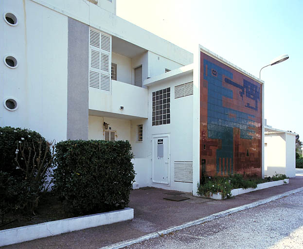 Immeuble à logements. Local technnique masqué par un mur aveugle orné d'un décor de céramique