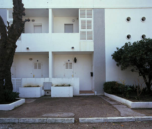 Immeuble à logements. Exemple de deux logements en duplex.