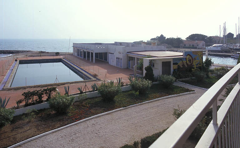 La piscine et le restaurant.