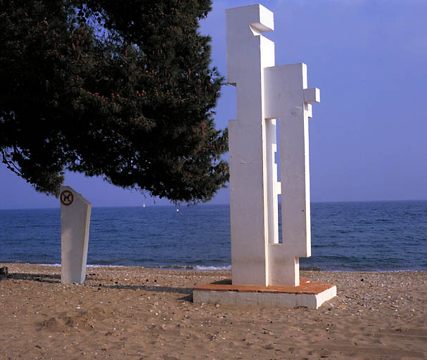 Sculpture sur la plage.