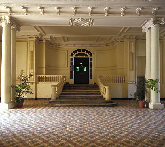 Vestibule. Accès aux salons du rez-de-chaussée surélevé.