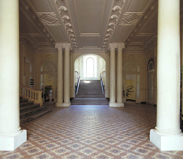 Vestibule. Vue prise en direction de l'escalier principal.