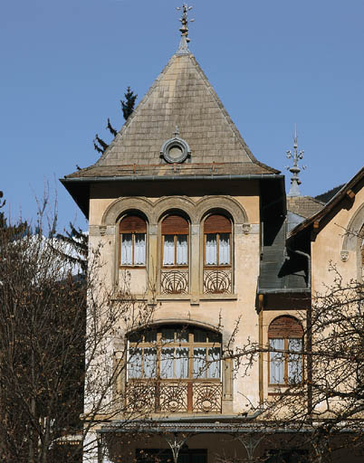 Elévation sud, détail : deuxième étage de l'avant-corps en pavillon.