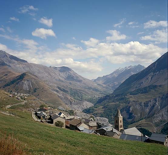 Vue générale du village, vue prise du Chazelet vers le col du Lautaret.