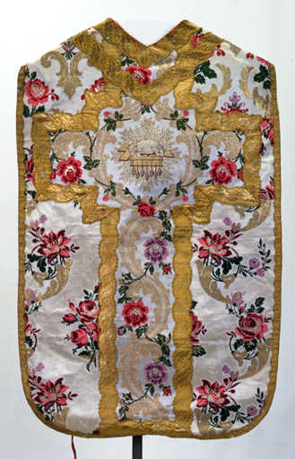 Chasuble de l'ensemble chasuble et voile n°1. Vue d'ensemble du dos.