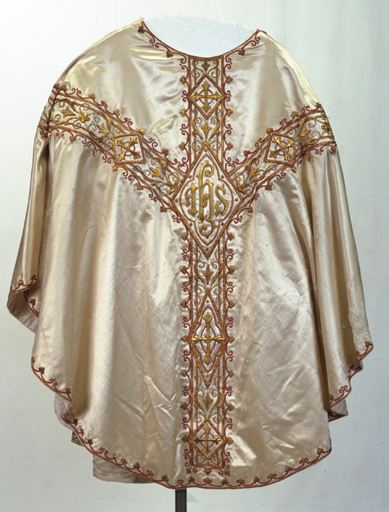 Chasuble de l'ensemble chasuble et étole. Vue d'ensemble du dos.
