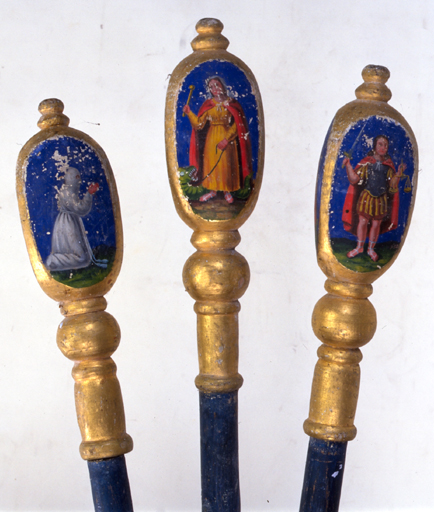 Ensemble de trois bâtons de procession de confrérie. Les extrémités : pénitent blanc, sainte Marthe, saint Michel.