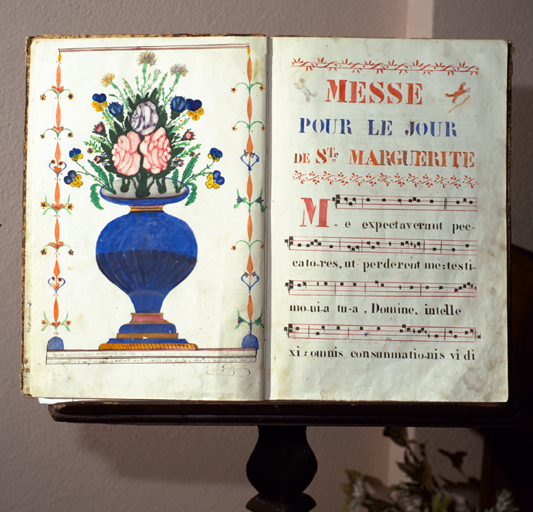 Livre : antiphonaire. Revers du plat de couverture et page 1.