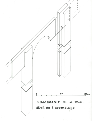 Détail sur l'assemblage du chambranle de la porte.