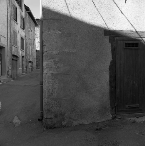 Angle d'une maison à l'angle des rues de la Petite-Fontaine et de la Frairie.