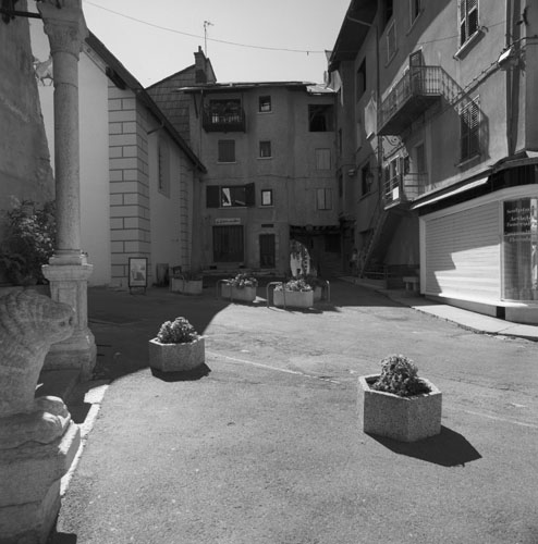 Place Jacques Gélu donnant sur la Première-Grande-Rue.