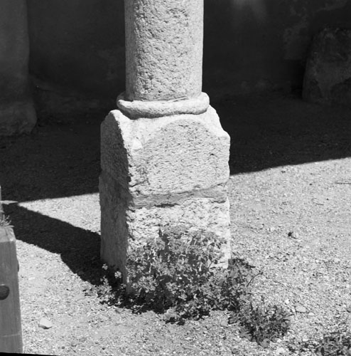 La galerie extérieure : détail de la base de la deuxième colonne en partant de l'ouest.