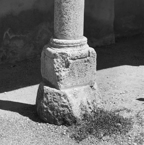 La galerie extérieure : détail de la base de la colonne ouest.