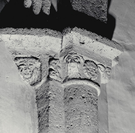 Choeur. Retombée droite de l'arc-triomphal, vue depuis le cheur : têtes.