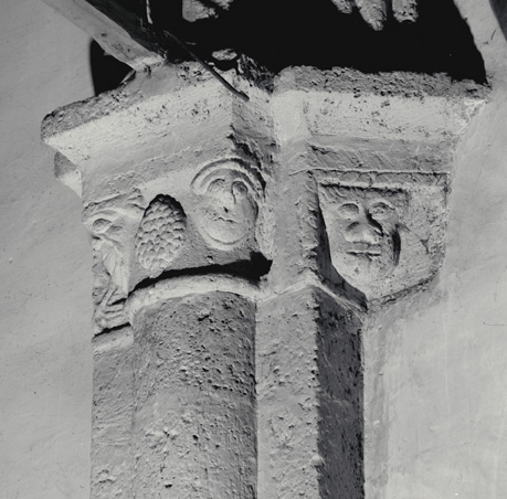 Choeur. Retombée gauche de l'arc-triomphal, vue depuis le choeur : têtes.