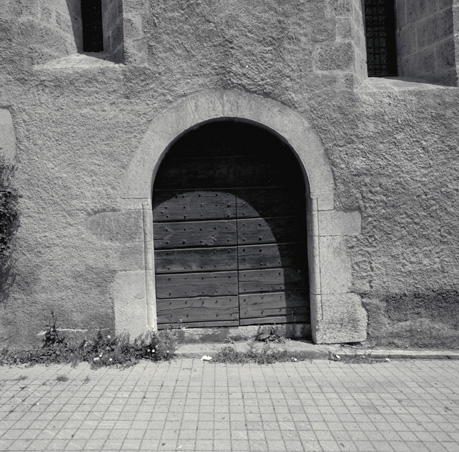 Façade sud. Porte gauche.