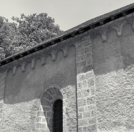 Façade sud. Détail de la partie supérieure gauche (à la limite entre les première et deuxième travées).