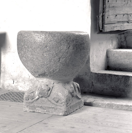 Bénitier ; chapiteau