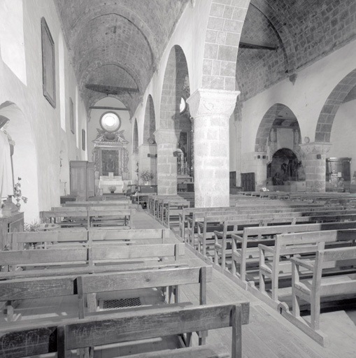 Le collatéral gauche et la nef. Vue en direction du choeur.