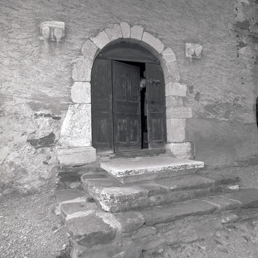 Vue partielle de la façade est : porte, consoles.