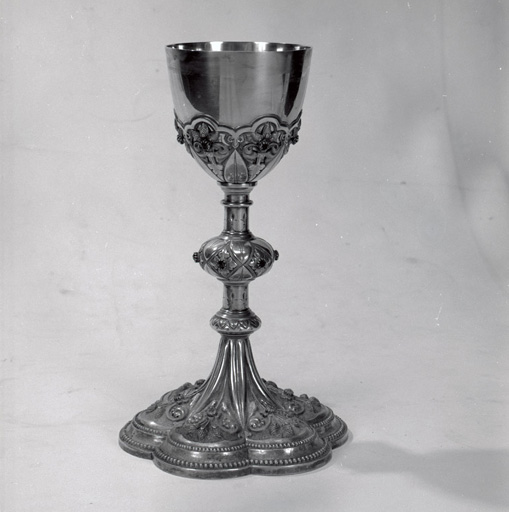 Calice n°1. Oeuvre de l'orfèvre lyonnais Jean-Marie Pernolet (avant 1907). Vue d'ensemble.
