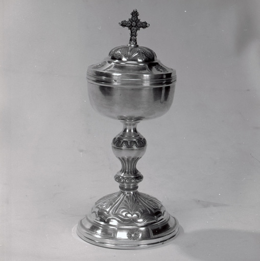 Ciboire. Oeuvre de l'orfèvre Favier Frères après 1838. Vue d'ensemble.