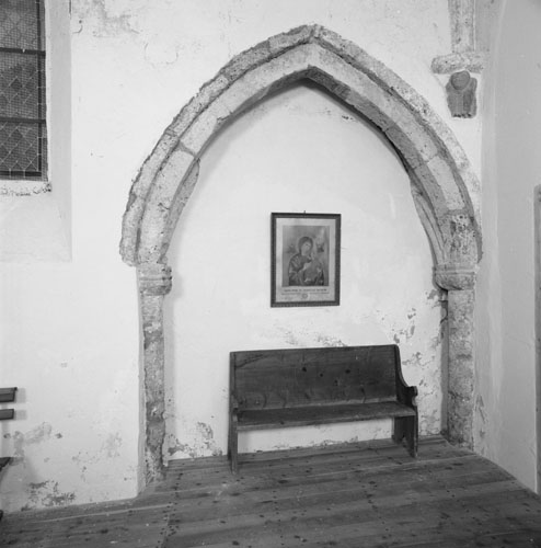 Chapelle latérale : niche à arc brisé.