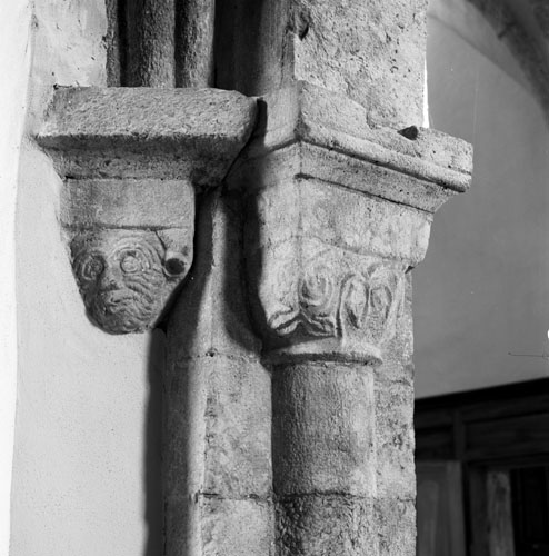 Chapelle nord. Détail d'un culot et d'un chapiteau.