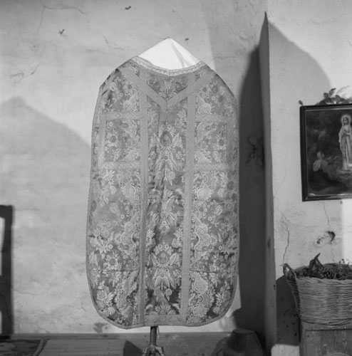 Chasuble, étole, manipule (ornement rouge)