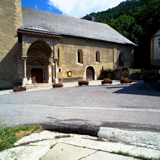 Façade sud. Partie gauche et porche.