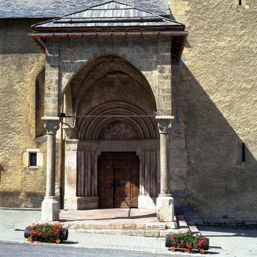 Façade sud. Le porche, vu de face. ; Vallouise. Eglise paroissiale Saint-Etienne. Façade sud. Le porche, vu de face.