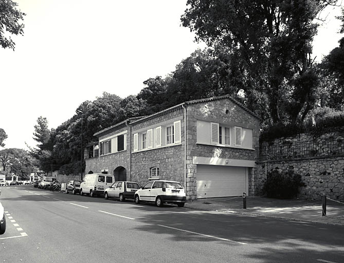 L'annexe de l'Hôtel Belles Rives sur la rive opposée du boulevard. Vue de situation prise du sud-est.