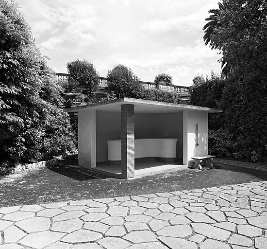 Pavillon du tennis L agrandi dans le jardin rénové. Vue prise de l'ouest.