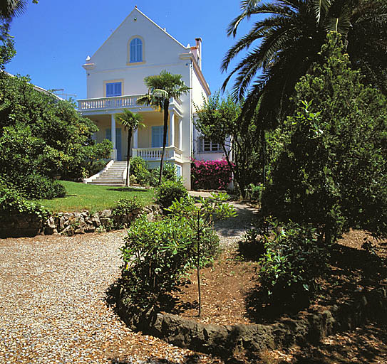 La villa. Façade ouest. Vue d'ensemble.