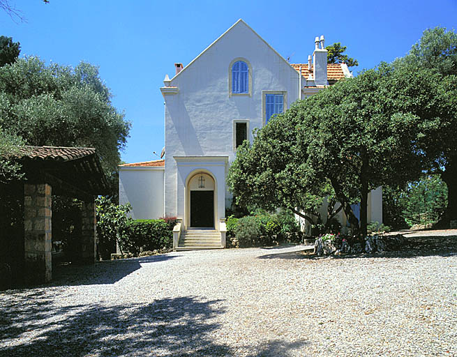 La villa. Façade antérieure est. Vue d'ensemble prise depuis l'avenue d'accès.