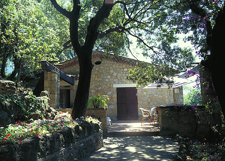 L'annexe de l'Hôtel Belles Rives. Elévation ouest sur la terrasse.