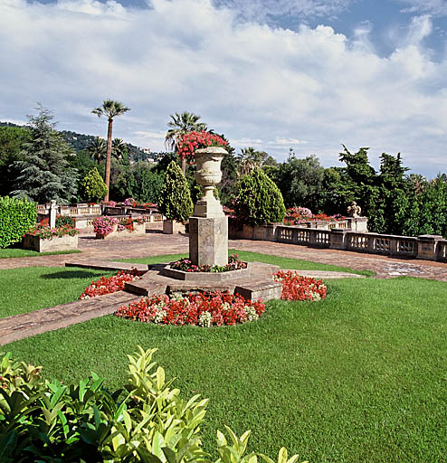 La grande terrasse du château. Ornement pyramidal est du jardin rénové. Vue de volume prise du nord-ouest.