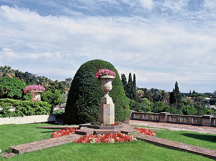 La grande terrasse du château. Ornement pyramidal ouest du jardin rénové. Vue de volume prise du nord-ouest.