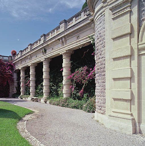 La grande terrasse du château. Partie ouest du cryptoportique. Vue de volume prise du sud-est.